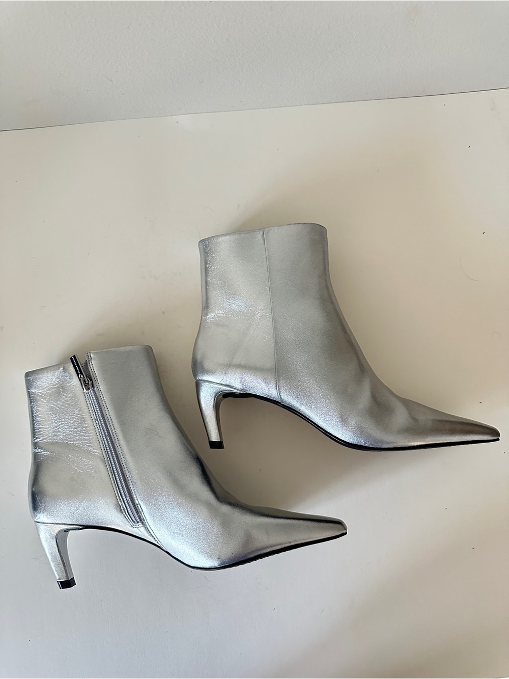 NEW Vince Camuto Quinley Silver Leather Pointed-Toe Women's Ankle Booties Sz 7.5 - Picture 8 of 12